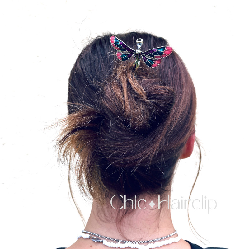 Ce pic à cheveux pour coiffure en chignon au style romantique bohème chic allie délicatesse et originalité. Il ajoute une dimension unique et élégante à votre coiffure.